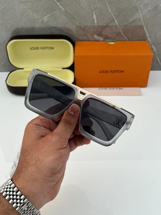 Lou_is_vuitt_1502_grey_black
