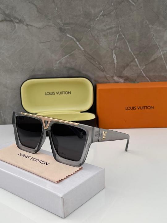 Lou_is_vuitt_1502_grey_black