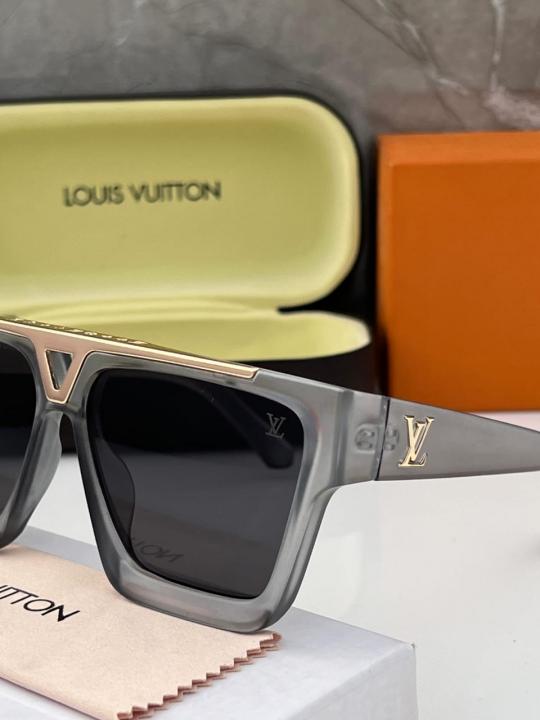 Lou_is_vuitt_1502_grey_black